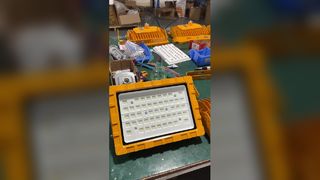 چراغ روشنایی ضد انفجار LED SMD2835/3030 با راندمان 100-110lm/W و درجه حفاظت IP66 برای کارخانه‌ها و مناطق خطرناک